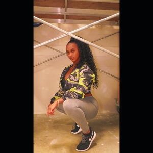 Meet your Posher, Larissa